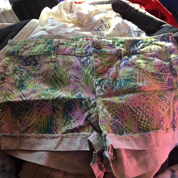 Short shorts with flower print