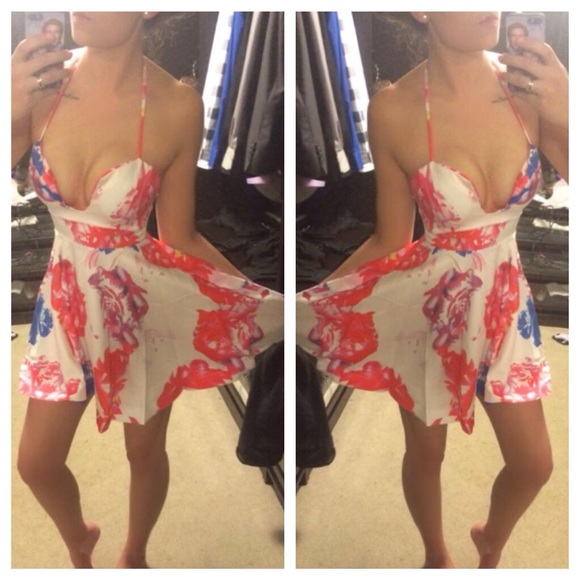 Dresses & Skirts - Super cute floral summer dress