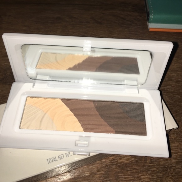 Makeup Essentials Butterfly Eyes Palette 💕 - Picture 2 of 2