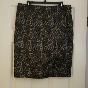 Skirt with lace pattern