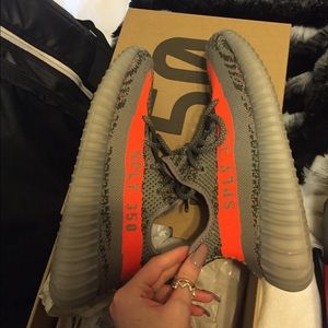 YEEZY V2 AUTHENTIC! SZ. 6 .