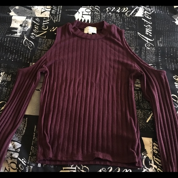 Kendall & Kylie Shoulder Cut-Out