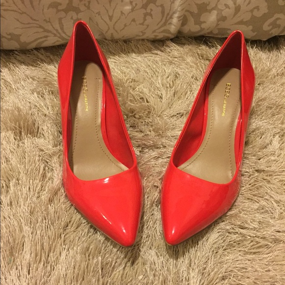 🚫SOLD🚫 BCBG Infared Kitten Heel Pumps