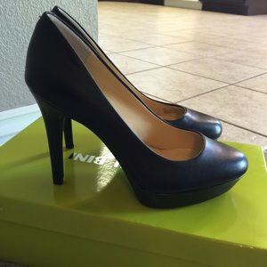 Brand new, never worn Gianni Bini leather pumps!
