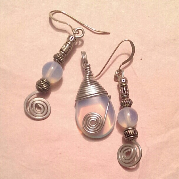 NWOT HANDMADE Pendant & Matching Earrings!