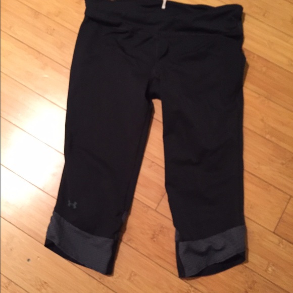 UA black work out crops