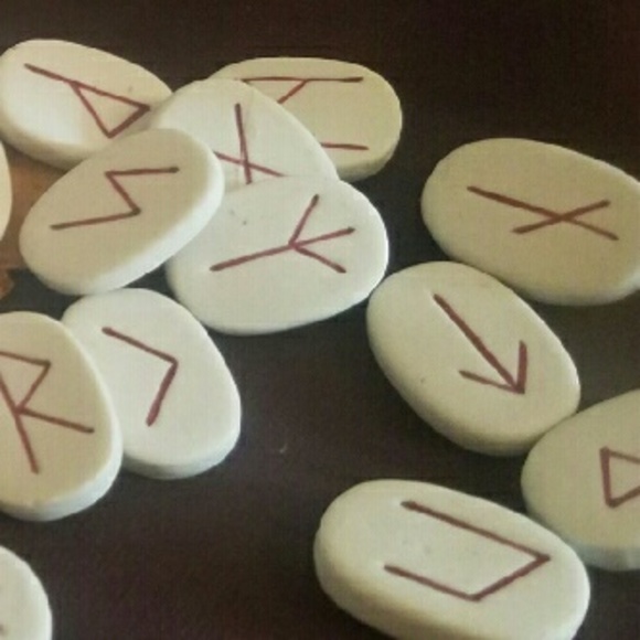 Runes w/ handcrafted bag - Picture 2 of 4