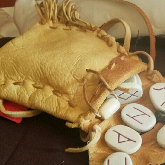 Runes w/ handcrafted bag - Picture 3 of 4