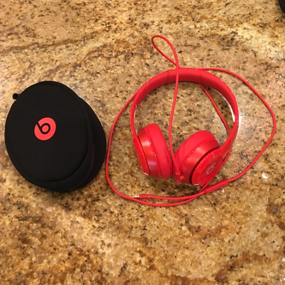 Beats solo red. Great condition no scratches