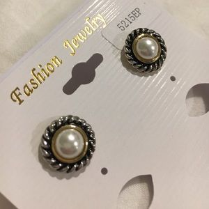Two tone pearl earrings