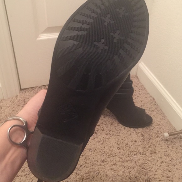 Vera Wang heeled booties - Picture 2 of 3