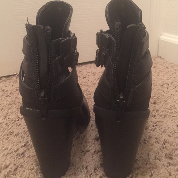 Vera Wang heeled booties - Picture 3 of 3