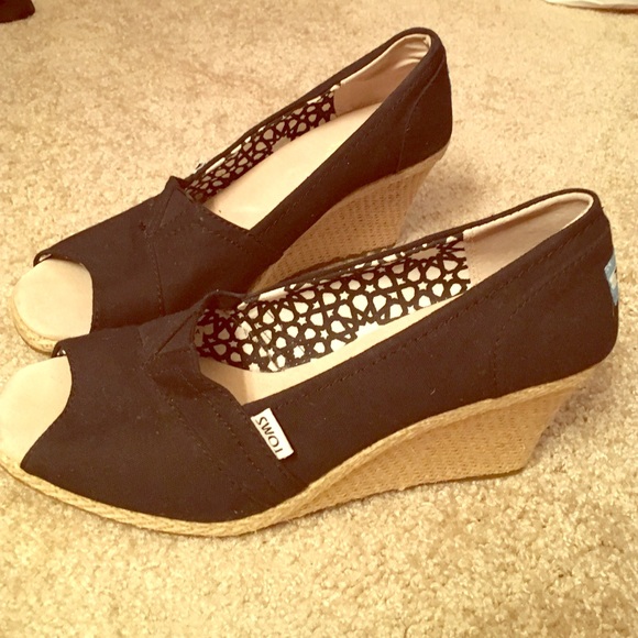 Tom's Black Wedges