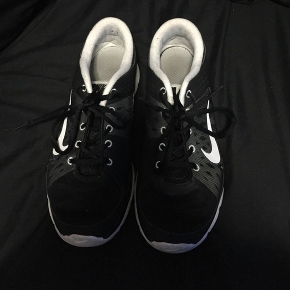 black nike tennis shoes