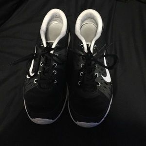black nike tennis shoes