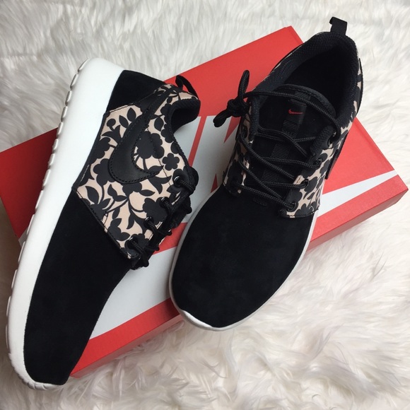 NWT Nike roshe suede floral sneaker - Picture 3 of 4