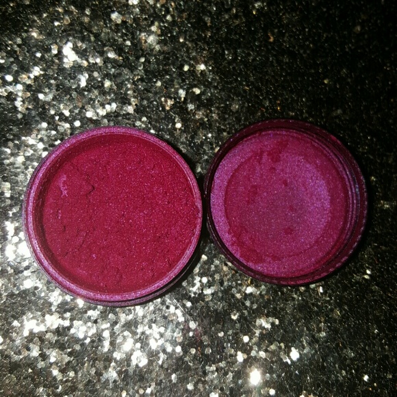 Hot pink loose pigment