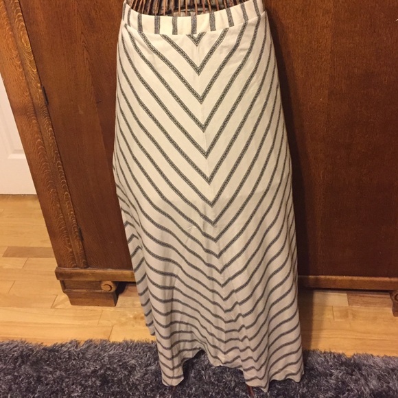 LOFT Dresses & Skirts - Loft maxi skirt black pattern cream background