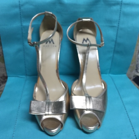 Shoe Dazzle gold bow heels