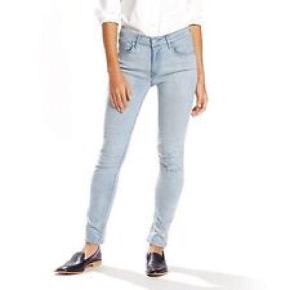 Levi's High Rise Skinny Light Wash size 28