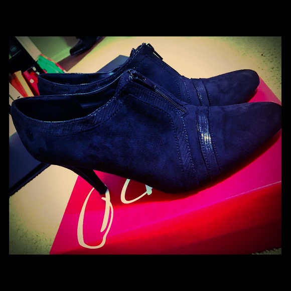 ⚫️ BLACK SUEDE ZIP BOOTIES ⚫️