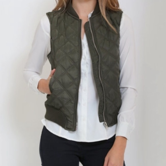 Jackets & Blazers - Olive quilted zip up vest. Perfect for fall 🍃