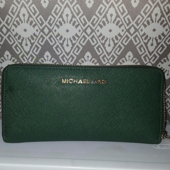 Michael Kors bi fold wallet