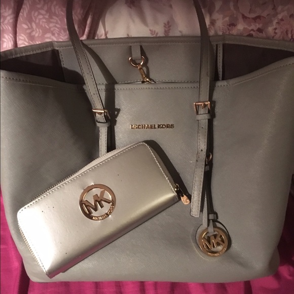 MK lrg gray tote w wallet small pen mark 4th pic