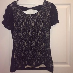 🆕📍Black lace top w/ bow in the back XL
