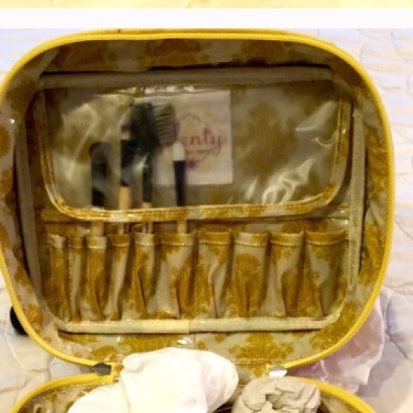 ISO Plenty by Tracy Reese Train Case - Picture 4 of 4