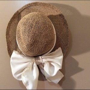 Super Cute Straw Hat With Beautiful Bow Detail