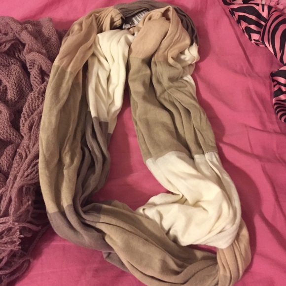 Scarfs - Picture 2 of 4