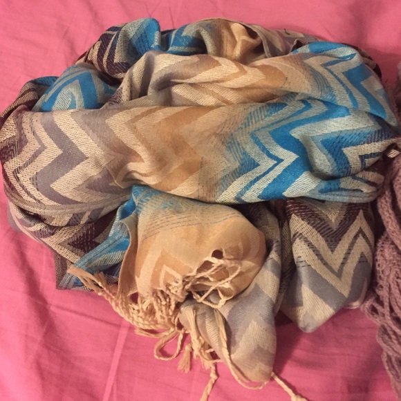 Scarfs - Picture 4 of 4