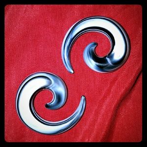 Black and white spiral gauges