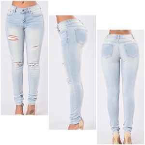 Light distressed skinny jeans