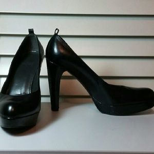 Stuart Weitzman black leather pumps size  7.5