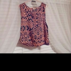 Sleeveless blouse with a open chriss-crossed back