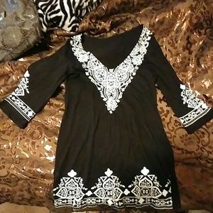 3/4 sleeve black and white shirt