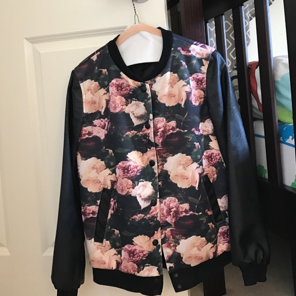 Pixie Market Jackets & Blazers - 🍷HP🌹Pixie Market Faux-leather bomber jacket Pixie Market Jackets & Blazers - 🍷HP🌹Pixie Market Faux-leather bomber jacket