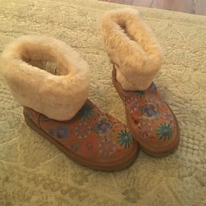 UGG classic short embroidery sheepskin cuff boots