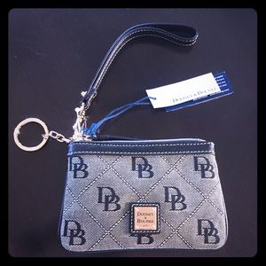 🎁Dooney&Bourke wristlet🎁