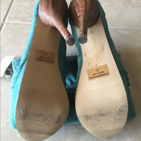 Stiletto Sandals and Clutch - Picture 2 of 4