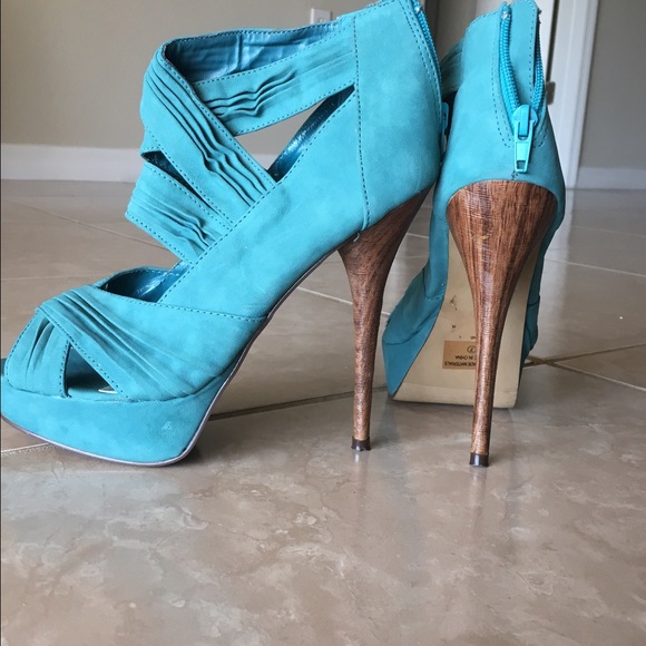 Stiletto Sandals and Clutch - Picture 3 of 4