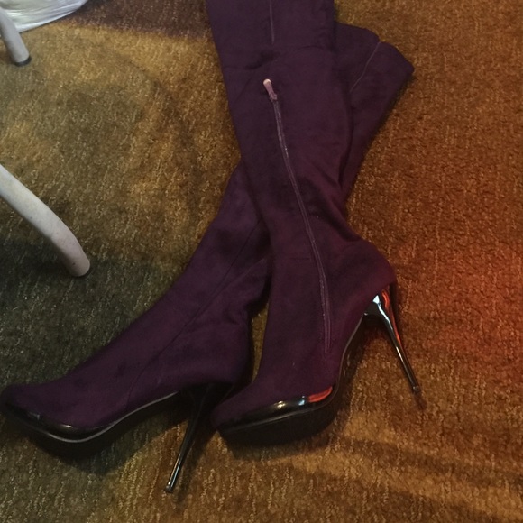SOLD 🎉Gorgeous, purple, soft, over the knee boots - Picture 2 of 4