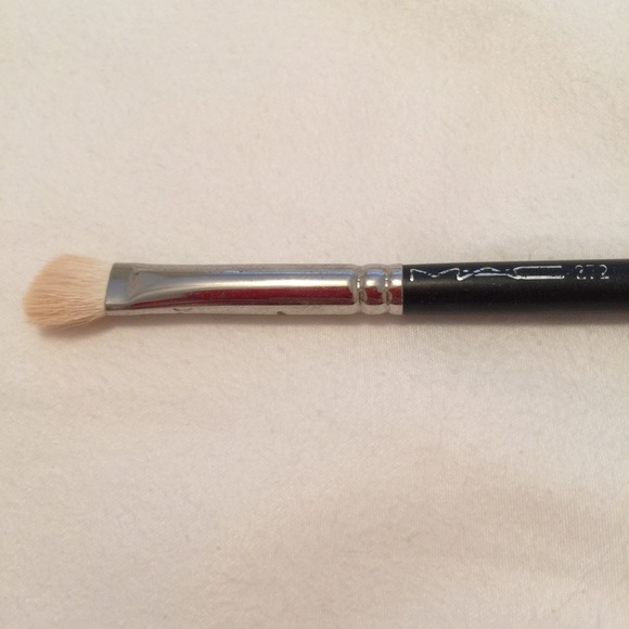 MAC 272 angled shadow brush