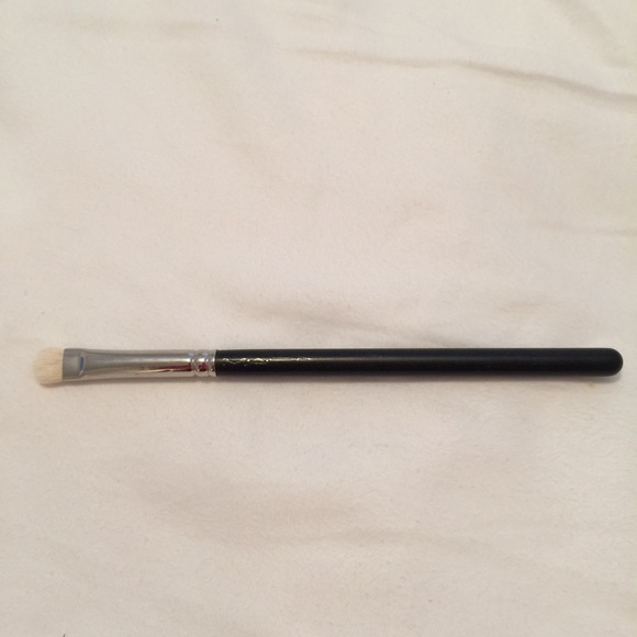 MAC 239 eyeshadow brush