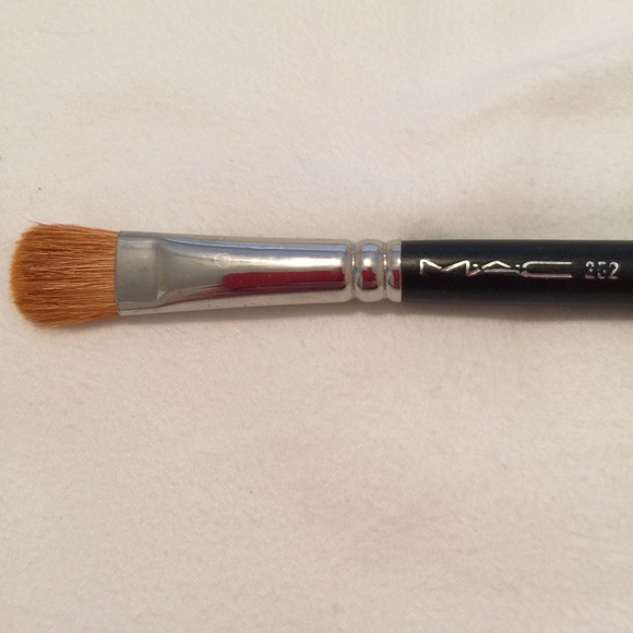 MAC 252 eyeshadow brush