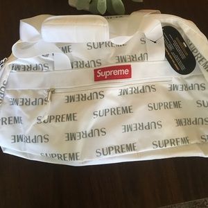 SUPREME WHITE DUFFLE BAG NEVER USED❤️❤️❤️❤️❤️