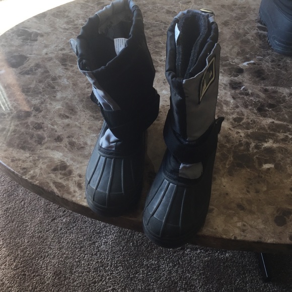 Boys size 1 snow boots