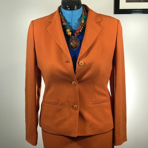 Suit w Skirt